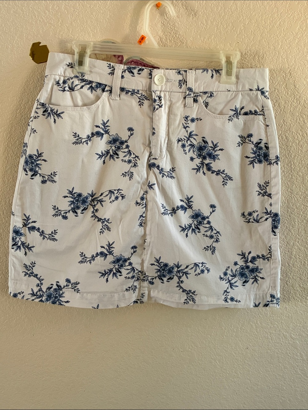 croft & barrow White Shorts with Blue Floral Print